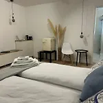 Bienvenidus - Self Service Accommodation - Unterkunft Zur Selbstversorgung - Das Messezimmer - Duesseldorf