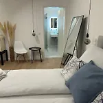 Bienvenidus - Self Service Accommodation - Unterkunft Zur Selbstversorgung - Das Messezimmer - Duesseldorf